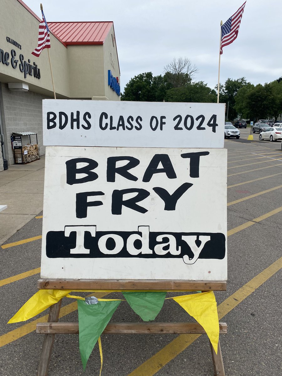 MrDWildRose's tweet photo. Come & get it! Serving up a tasty menu today at Rechekβs ππβοΈπ #bd_goldenbear #bdpride @BDHS2024 https://t.co/OZJAhpJtwB