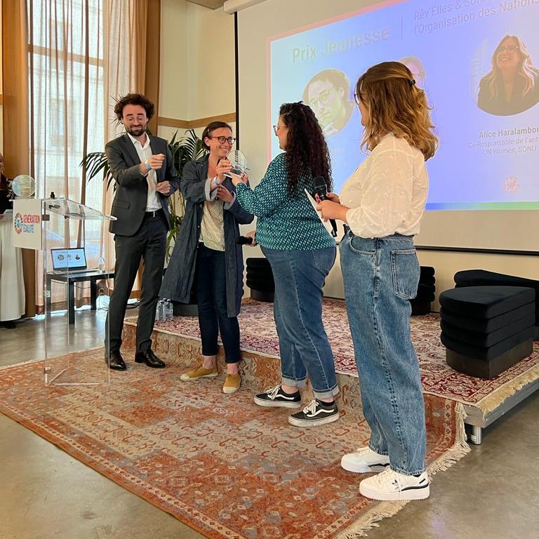 <a href="/RevellesAsso/">Rêv'Elles</a> est officiellement co-lauréate du Prix Jeunesse 🏆 du festival #GénérationÉgalité Voices. Merci à Hugo Panonacle pour la remise à Blandin Clerin ! Découvrez le projet porté par l’association 👉 bit.ly/3AaFhT1