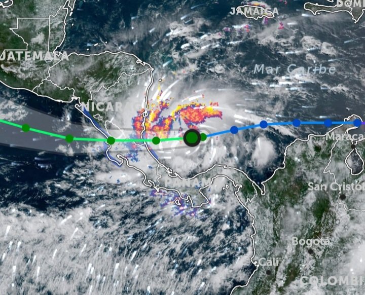 HRHEngel's tweet photo. Tormenta Tropical #BONNIE
#01Jul 11.00am Aviso 16
Vientos max sostenidos 40mph (65km/h) 35kt con fuertes ráfagas de viento
Dirección W a 20mph (31km/h) hacia el S de Nicaragua y N de CR
#Watches #Warnings Nicaragua, Costa Rica
#NHC #PTC2 #Invest94L #PT12AL #OT11 #METEOve https://t.co/ubkp4I7NGq
