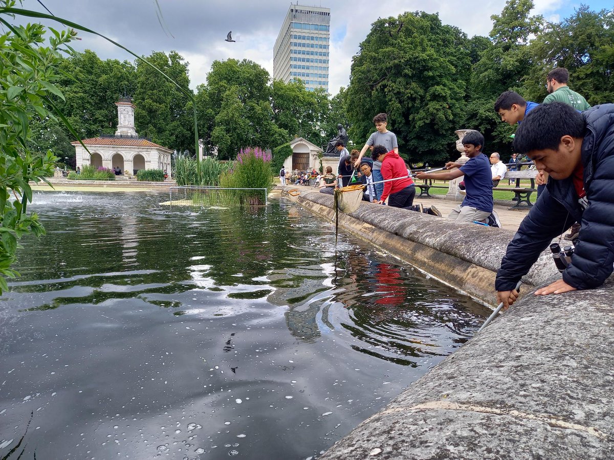 Great to welcome local Year 8 schoolchildren to Hyde Park & Kensington Gardens today for their final Green Futures conservation day. Today they’ve been helping us monitor the plants & animals that call @theroyalparks home, creating new habitats & working with @OpCentaur 🌺 🐛 🐎