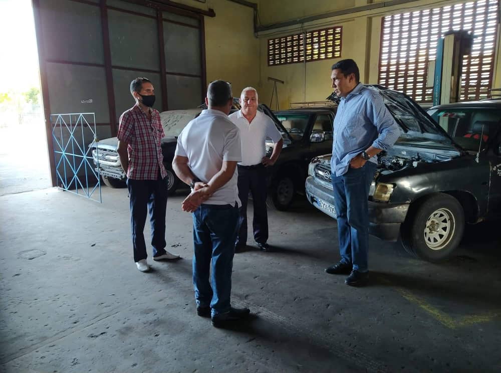 En el segundo día de #VisitaGubernamental a #LasTunas, @E_RdgzDavila visitó el Taller Automotor Marcelo Muñoz, perteneciente a EISA. En el intercambio con sus directivos y trabajadores hizo énfasis en el comportamiento del CDT y la atención al servicio necrólogico.