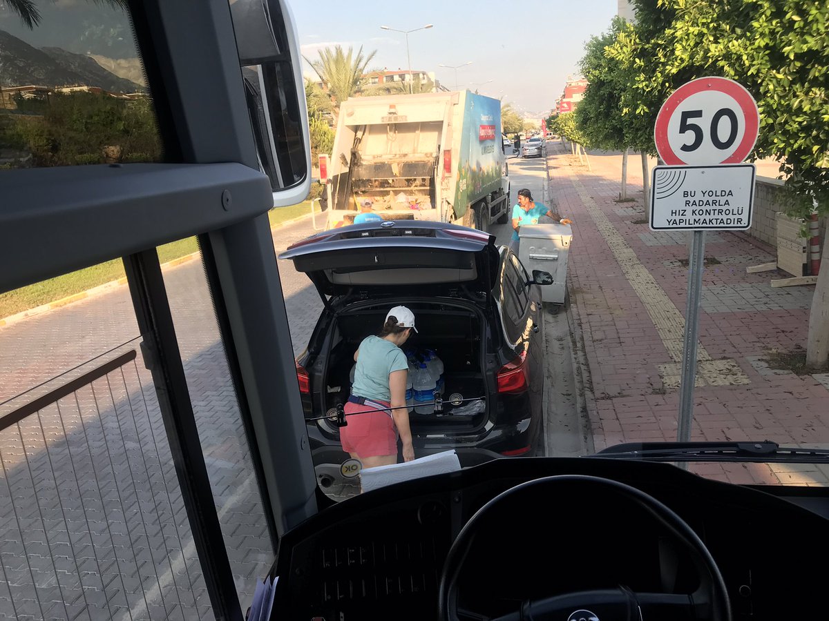 Kendi memleketin”de Savaş’tan kaç gel benim memleketimde bedava çeşmeden SU doldur😡ben her ay 250 tl su faturası ödeyeyim.AĞ