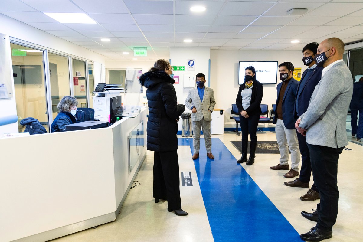 USanSebastian's tweet photo. ¡Visitas internacionales en la #USS! 🥰🇵🇪 Una delegación de profesionales de la Red Integrada de Salud del @Minsa_Peru, visitó el Hospital de Simulación y Centros de Salud USS en Stgo, con el fin de intercambiar conocimientos y promover la #SaludDigital 👉 https://t.co/Iv3Zn3N6ee https://t.co/sFcNESuZGC