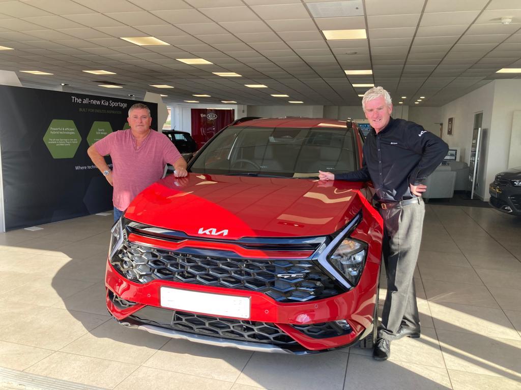 PremAutomotive's tweet image. #PremierPeople 📸

Mr Burgess collecting his #22plate #KiaSportage GT line HEV in Infra Red - his seventh car from us! 😍🚗

Thank you for your continued loyalty, happy motoring 👍🏻👍🏻👍🏻