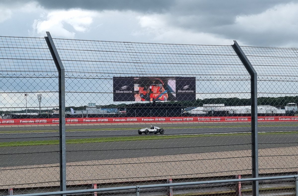 Jobeau75's tweet photo. #tracktv 1st timer #SilverstoneGP #farmcurve #F1 https://t.co/JXQYGIPZUO