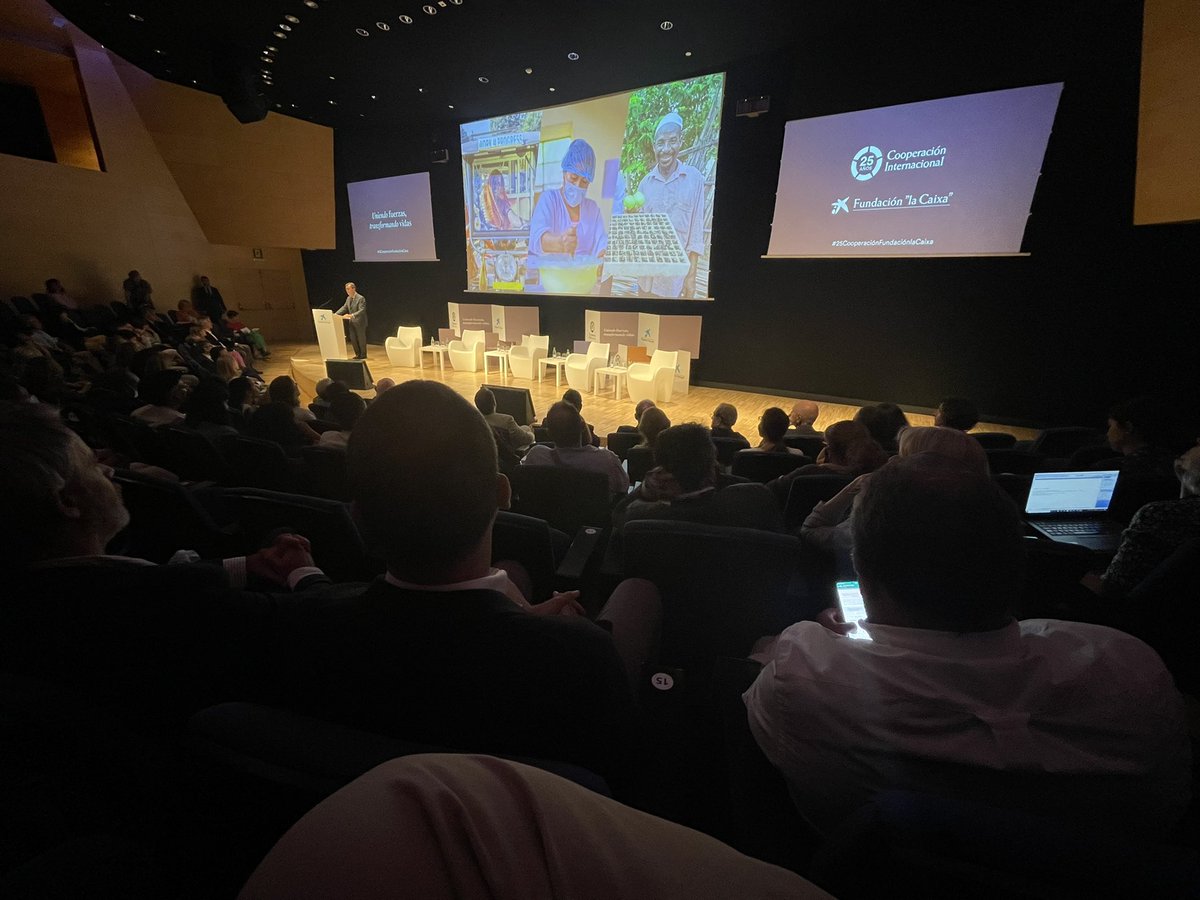 danivillanueva's tweet photo. Hoy celebrando 25 años de Cooperación Internacional de @FundlaCaixa en @CosmoCaixa con muchos amigos del sector y dos interesantes paneles sobre Salud y desarrollo global. #25CooperacionFundacionLaCaixa https://t.co/V2BLuI8KjE