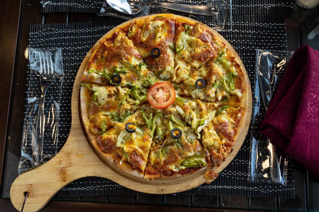 NobleChef_gh's tweet photo. What is your favorite pizza topping?
Locate us at East legon, under bridge.
We’re available 24/7
#noblechef #foodie #foodporn https://t.co/JhNgjfGOSZ