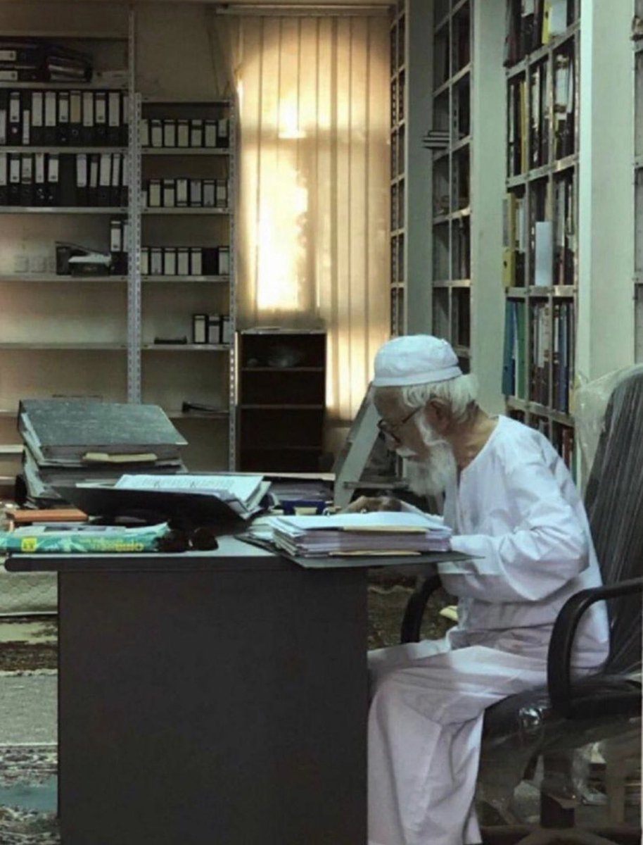 dralzaaq's tweet photo. لا أعرف أحداً من المعاصرين جمع بين طلب العلم ونشره مثل معالي الشيخ  #محمد_بن_ناصر_العبودي فكان آية في الطلب ومنبع للعلوم 
ترددت عليه كثيراً في مكتبته الكائنة بشرق #بريدة ومازال التعجب يلف ذاكرتي بهذا العالم متعدد المواهب https://t.co/HAd6cMgC5l