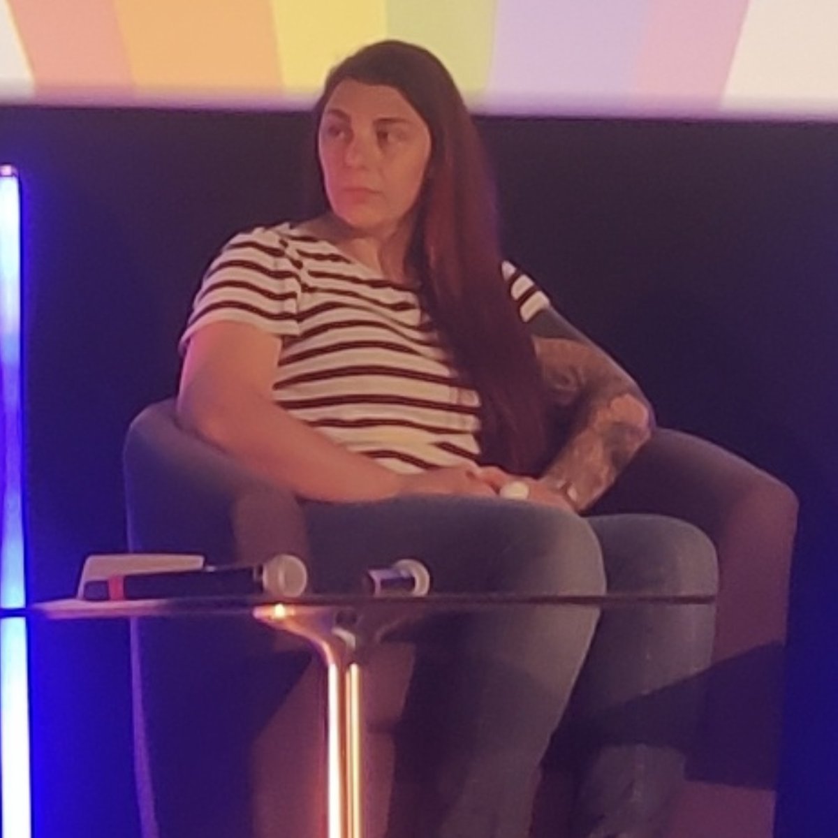 sebastiendurand's tweet photo. #Visibilité #LGBT+: Faut-il le dire?
#AlexiaCérénys (1ère joueuse🏉 transgenre dans le Top14 féminin): "Ne pas le dire absorbait un quart de mon énergie"
#CaroleDefraiteur (DAF @DisneyFrance): "L’idéal serait de passer d’un non-sujet, car impensé, à un non-sujet, car naturel" 1/3 https://t.co/VNY0eFUbv0