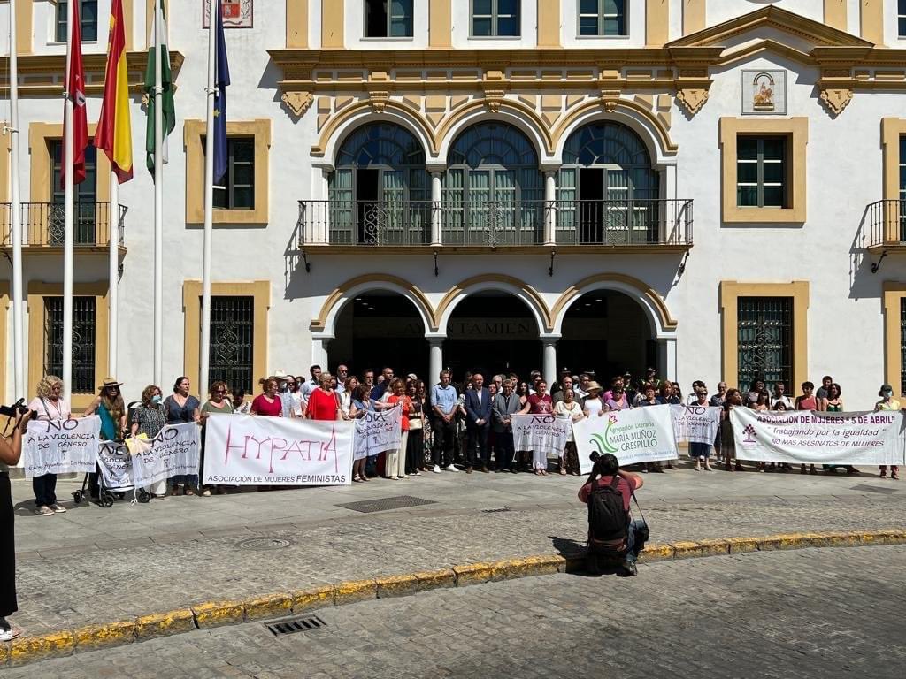 aytodoshermanas's tweet image. ⚫️ El @aytodoshermanas ha convocado hoy viernes a toda la ciudadanía de #DosHermanas a una concentración silenciosa contra los asesinatos machistas.

🟣 El Alcalde @pacorodriguezdh apela a la unidad de la sociedad para acabar con la violencia machista.

🔗 cutt.ly/lKMxt6y