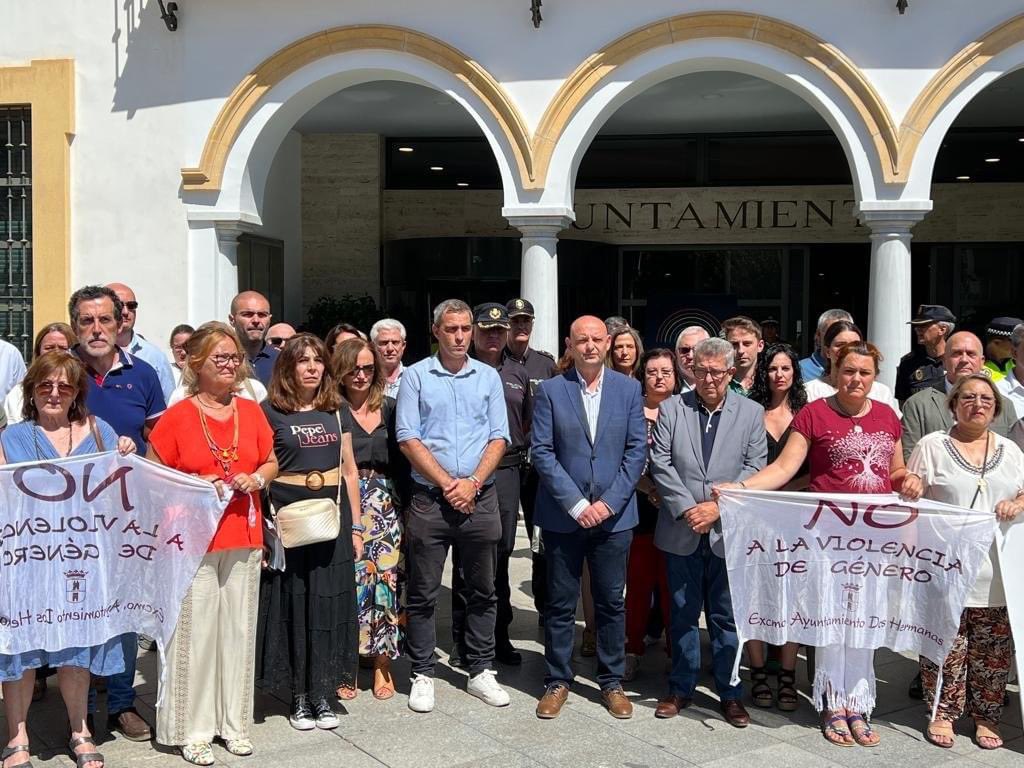 aytodoshermanas's tweet image. ⚫️ El @aytodoshermanas ha convocado hoy viernes a toda la ciudadanía de #DosHermanas a una concentración silenciosa contra los asesinatos machistas.

🟣 El Alcalde @pacorodriguezdh apela a la unidad de la sociedad para acabar con la violencia machista.

🔗 cutt.ly/lKMxt6y