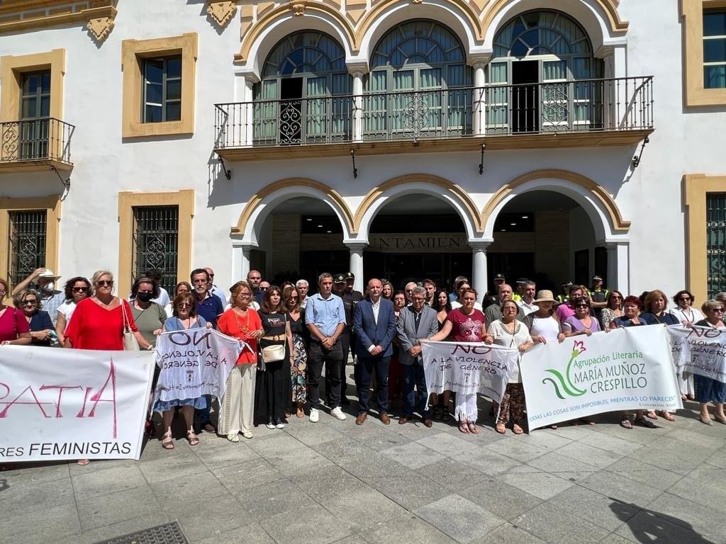 aytodoshermanas's tweet image. ⚫️ El @aytodoshermanas ha convocado hoy viernes a toda la ciudadanía de #DosHermanas a una concentración silenciosa contra los asesinatos machistas.

🟣 El Alcalde @pacorodriguezdh apela a la unidad de la sociedad para acabar con la violencia machista.

🔗 cutt.ly/lKMxt6y