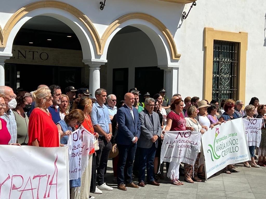 aytodoshermanas's tweet image. ⚫️ El @aytodoshermanas ha convocado hoy viernes a toda la ciudadanía de #DosHermanas a una concentración silenciosa contra los asesinatos machistas.

🟣 El Alcalde @pacorodriguezdh apela a la unidad de la sociedad para acabar con la violencia machista.

🔗 cutt.ly/lKMxt6y