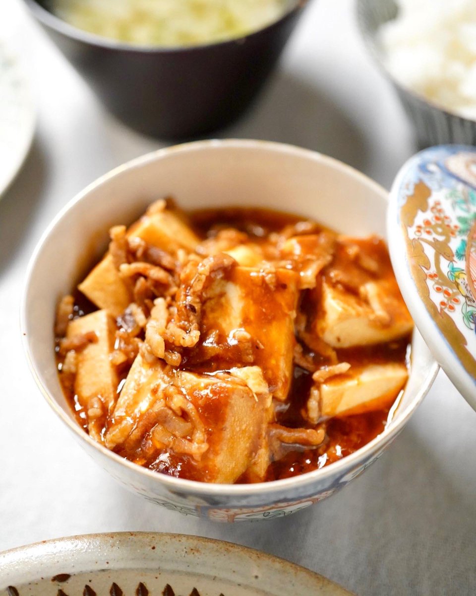 茶色ばかりのご飯w ピーマンの肉詰め🫑 玉ねぎがなくて大根で代用🙄 麻婆豆腐。 辛さが足りず…。 ま、いいや笑