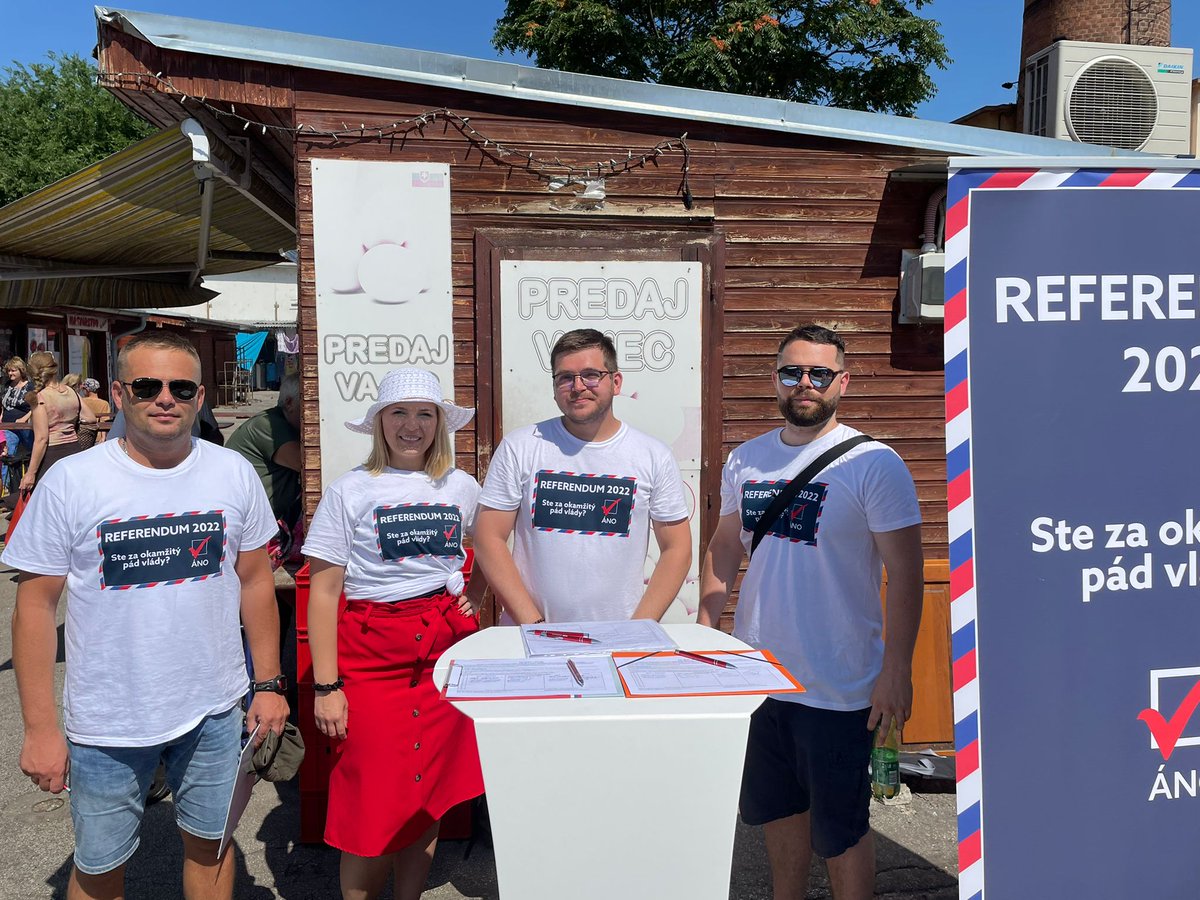 IgorMelicher's tweet photo. Dnes opäť ďalšie úspešné zbieranie podpisov na referendum! Tentokrát na trhovisku Miletičová v Bratislave. Ďakujeme priatelia, boli ste fantastickí!🌹💪🇸🇰 https://t.co/DzaMB9vddO