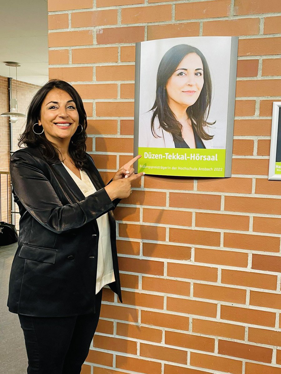 Meine Mutter und Großmutter waren Analphabetinnen, haben nie eine Schule besucht. Ich hätte es NIE für möglich gehalten, dass in meiner Heimat Deutschland 🇩🇪 ein Hörsaal nach mir benannt wird mit diesem Namen und meiner Geschichte! ❤️ Danke #UniAnsbach #Bildungspreis2022