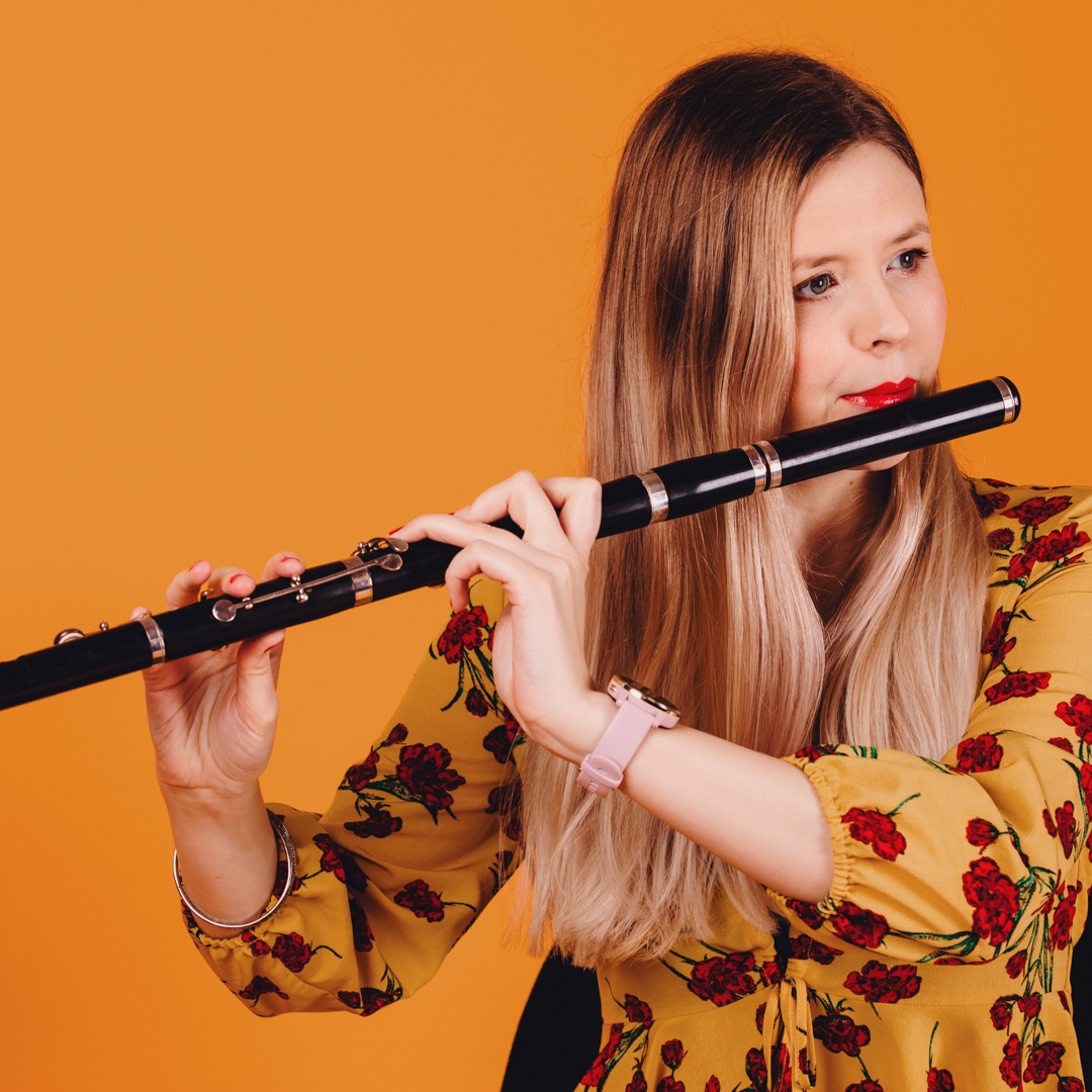 We recently had Tina Jordan in the studio shooting her new album cover (which is out now!) I love the bright yellow background she used
.
@TinaJordanRees  
Photographer: Elly Lucas