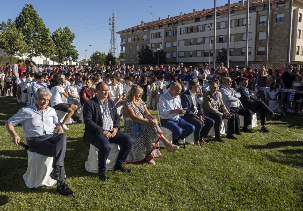 🏅<a href="/Guster_84/">Gustavo Terleira</a> recoge en nombre de <a href="/terle_15/">david terleira</a> la medalla como 𝗗𝗲𝗯𝘂𝘁𝗮𝗻𝘁𝗲 en la 𝗦𝗲𝗹𝗲𝗰𝗰𝗶𝗼́𝗻 𝗨𝗘𝗙𝗔 de Castilla y León <a href="/FCyLF/">RFCYLF</a> 👏🏻

ℹ️ David fue seleccionado por el Centro de Tecnificación de la Federación en la 2019/20 en este privilegiado grupo de futbolistas de CyL.