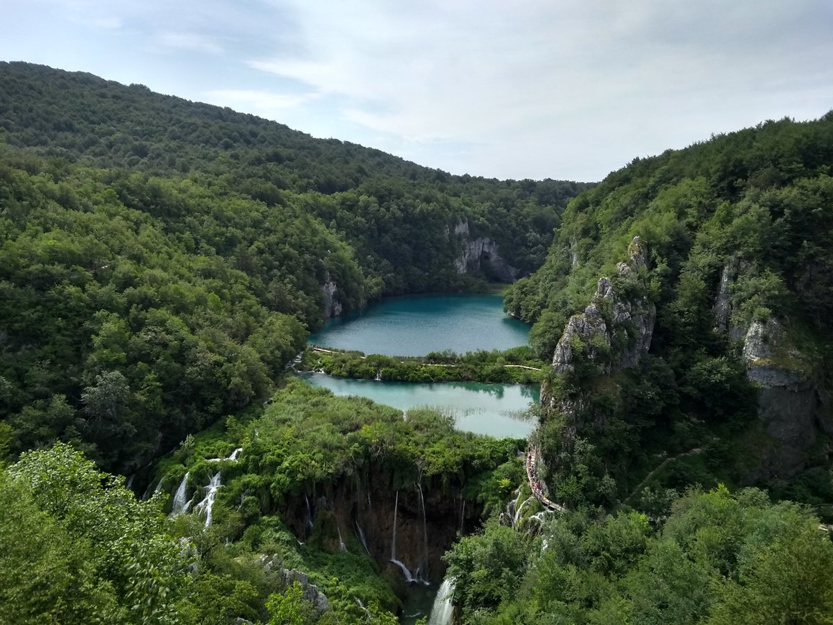 CRO_TABI's tweet photo. 夏真っ盛りのクロアチア🇭🇷
先日久しぶりにプリトヴィツェへ行ってきました。エメラルドグリーンに輝く湖、涼しい滝の音に癒やされました✨ https://t.co/6FlxVVJbDk