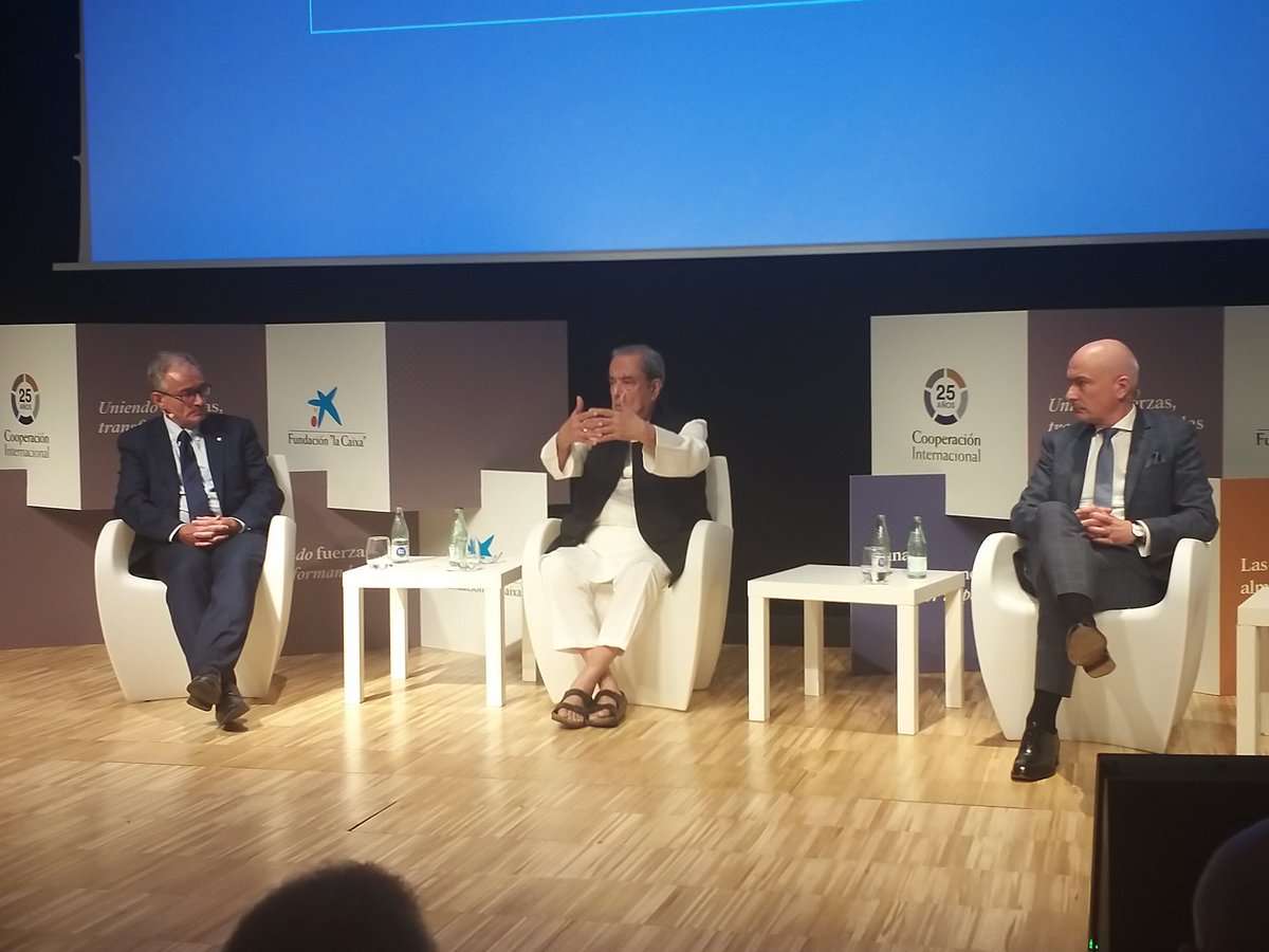 Shrashtant's tweet photo. @akhosla40 urges changemakers at #25CooperacionFundlaCaixa to invest in production, consumption systems that improve lives of #all7billion people and save #motherearth, using solutions such as #Work4Progress enterprises created by @DAperspectives with support from @FundlaCaixa https://t.co/9cUUglRwRq