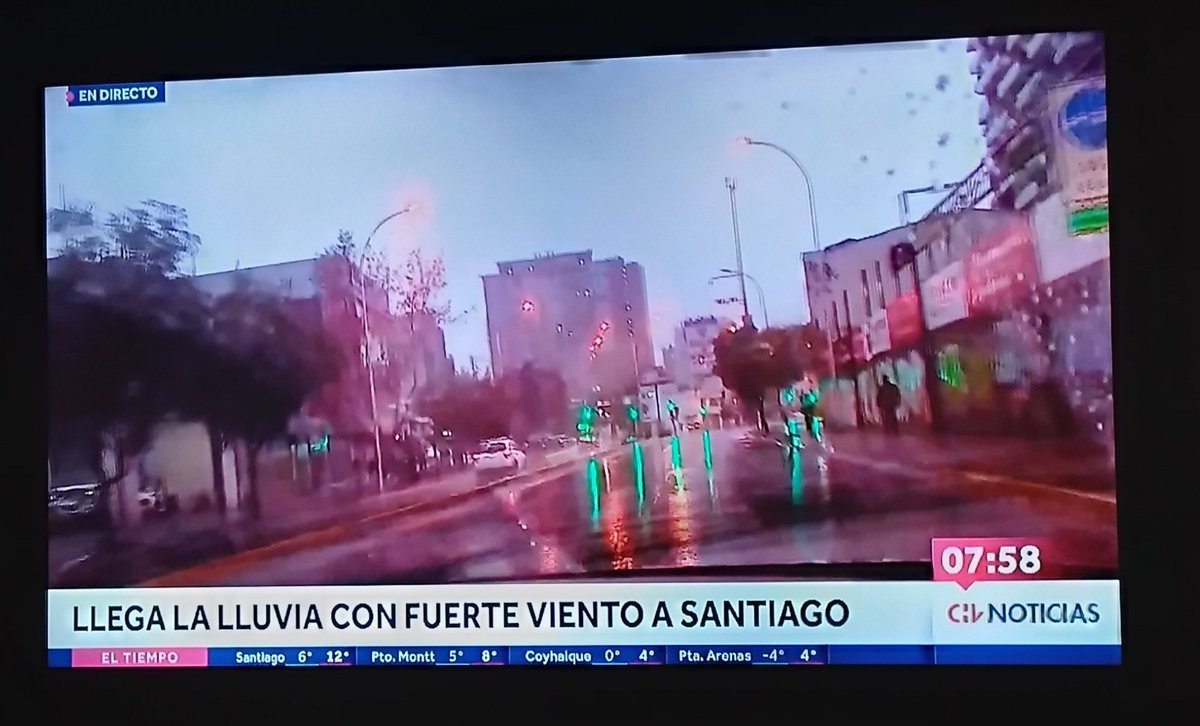 La_Jose25's tweet photo. Después se quejan que se ríen de la prensa santiaguina.🤦🏽‍♀️🤦🏽‍♀️ #Lluvia #Viento https://t.co/NtUWDLYiVs