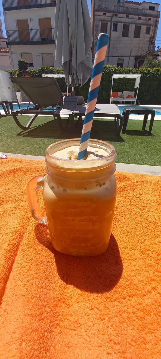 ThomasDebbieann's tweet photo. Friday treat! 😋🧊🧋#Keepingcoolbythepool #FrappeTime 💕 https://t.co/DoKTFPXFR1
