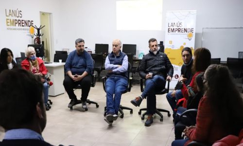 adnciudad's tweet image. Grindetti con egresados del curso de programación digital - adnciudad.com/index.php/1457… #Egresados #ProgramaciónDigital #Curso @lanusmunicipio @Nestorgrindetti @diegokravetz @Damiaan_Sala