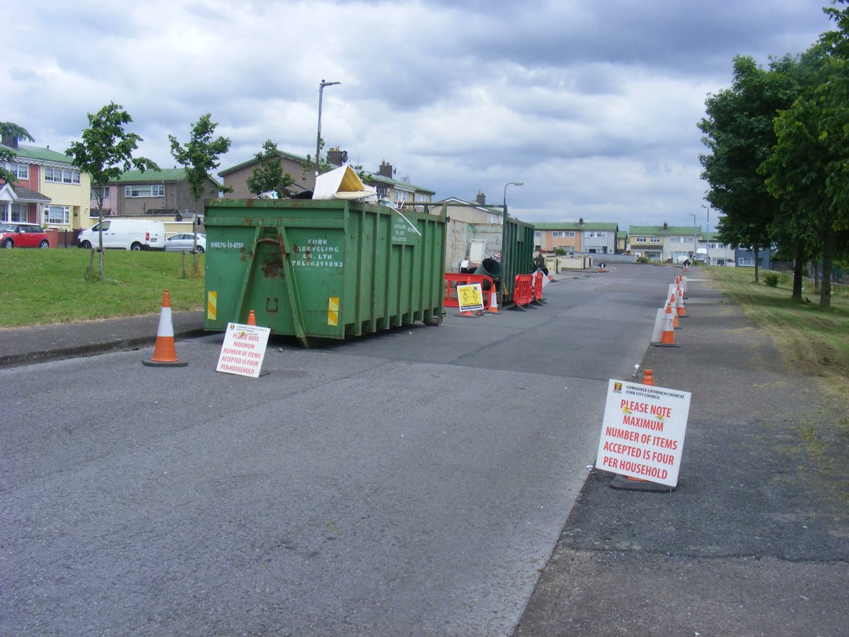corkcitycouncil's tweet image. 🚮In an 8 day period our litter management team collected 21 skips in 8 locations across Cork City filled to the brim with bulky goods 

🔌Our team noticed a reduction of large white goods, showing the success of the WEEE system!

ℹ️ buff.ly/2MpLke9

#YourCouncilDay