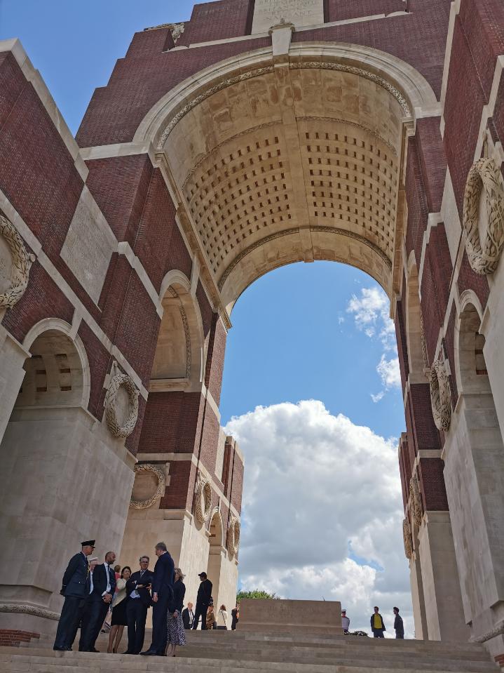 SommeTourisme's tweet photo. C'est à Thiepval que se poursuivent les cérémonies en hommages aux soldats ayant combattu dans la Somme pendant la 1ère guerre mondiale. #LestWeForget #SommeBattlefields https://t.co/iKmAclR4zr