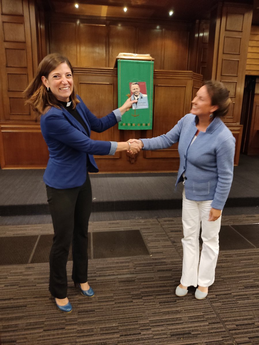 Overhandiging eerste exemplaar aan scriba Protestantse Kerk Amsterdam ds. Rosaliene Israël.

Ds. Israël: eigentijdse contextualisering is nodig om de ramen vd kerk wijd open te zetten.