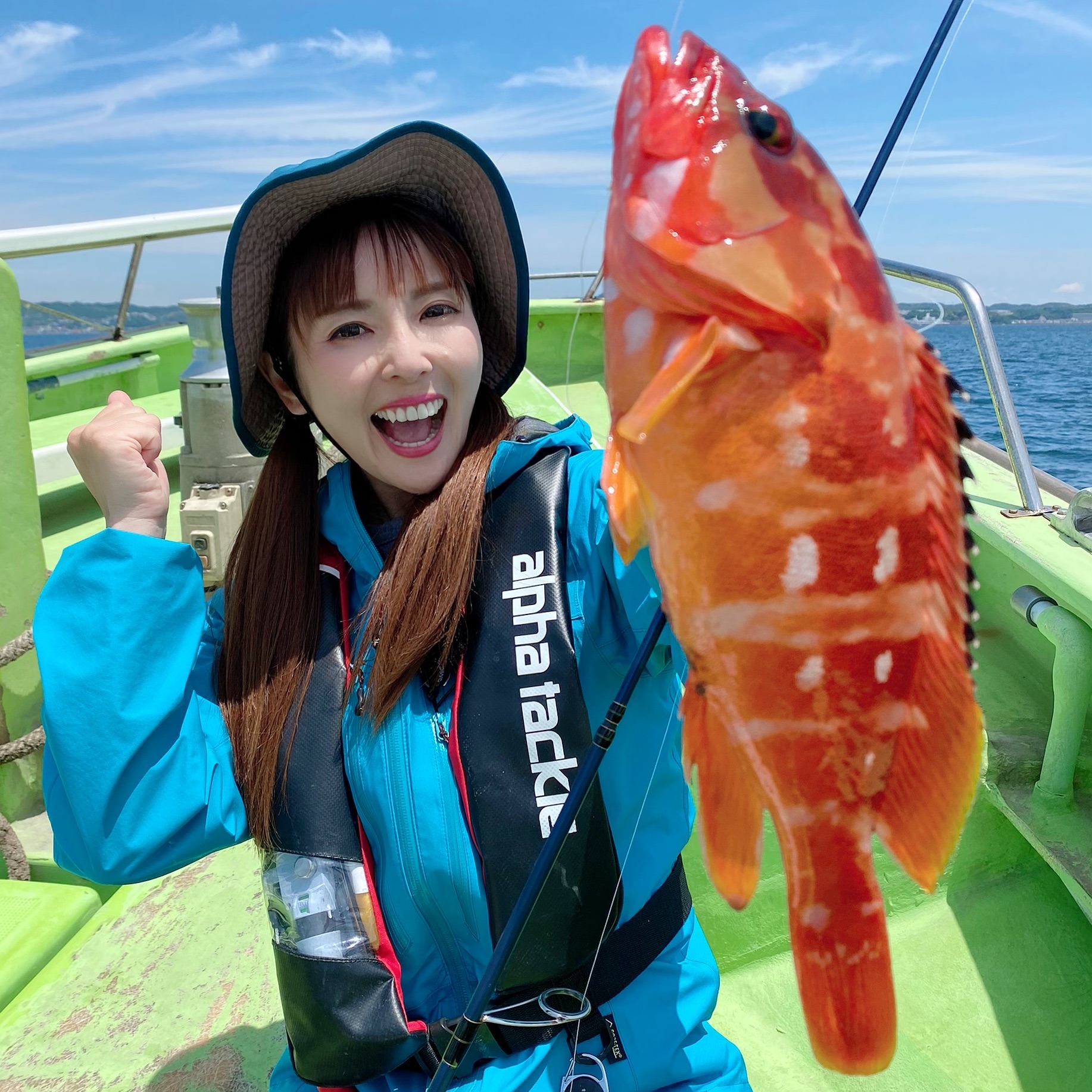 井上直美 綺麗なアカハタが夏の青空に映えますね 先日 長井の小見山丸さんからアカハタ釣りに行って来ました 長井でのアカハタ 釣り かなり気になっている方が居るとの事で仕掛けや釣り方などは誌面に書いてありますので発売中のつり情報を読んで頂け