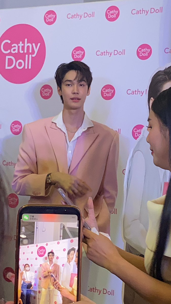 adusaynat's tweet photo. @dew_jsu 
#cathydollผิวไบร์ทแบบดิว
#CathydollbrightupxDew
#dew_jsu https://t.co/2uWO405toF