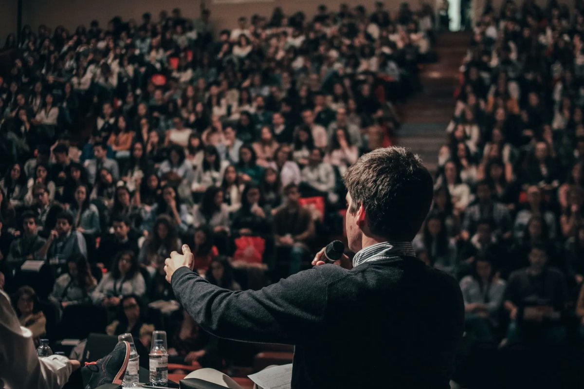On_Your_Feet's tweet photo. Anyone can build rapport when presenting, it just takes a bit of time.  Our top 10 tips in this blog could help you build rapport the next time you give a #presentation: https://t.co/VOXmmIhPhx
#publicspeaking #communication #PresentingTips https://t.co/juYUvH4OA1