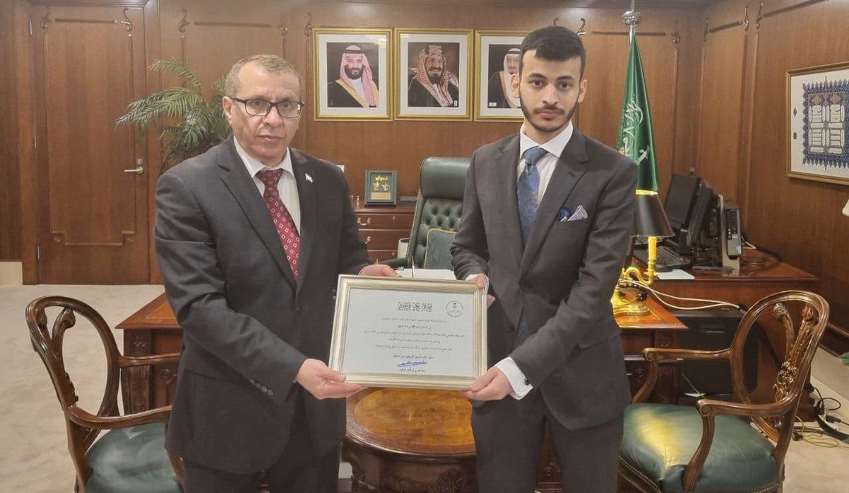 SaudiNews50's tweet photo. سفارة المملكة في أستراليا تُكرّم مبتعثين أحدهما أنقذ مُسنة، وآخر أنقذ سيدة حامل على متن إحدى الرحلات الجوية.

 - https://t.co/EPxNWSqMYA