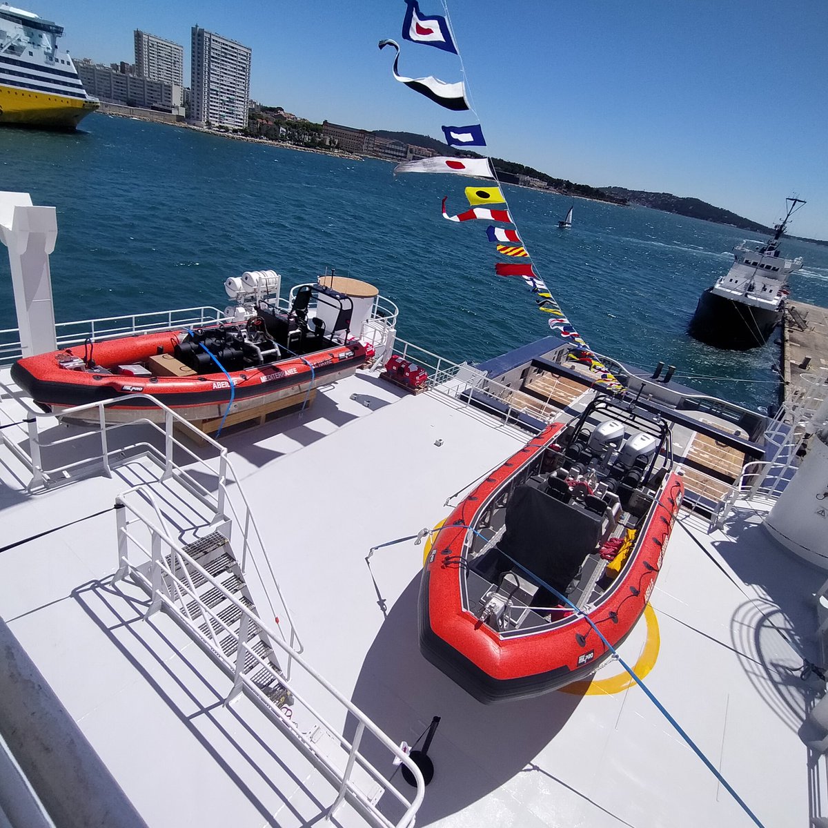 Deux semi-rigides <a href="/ZodiacMilpro/">Zodiac Milpro Official</a> , un hors bord et un inboard pumpjet sur l' Abeille Méditerranée