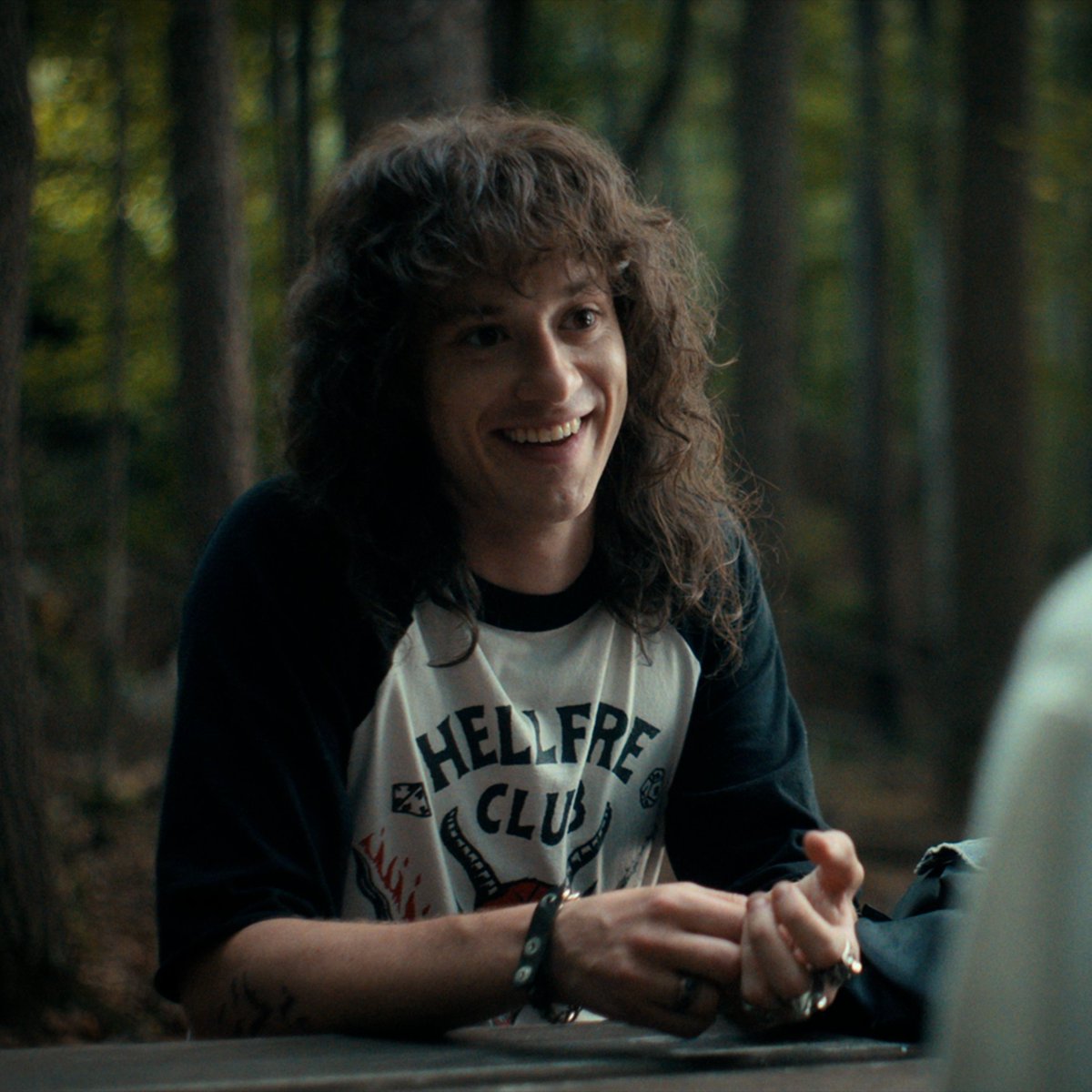 Sofy578's tweet photo. Dans la définition de super-héros, il devrait y avoir cette photo en guise de légende : Eddie Munson ⭐
#StrangerThings4 #StrangerThings4Vol2 https://t.co/IWuIInZXBP