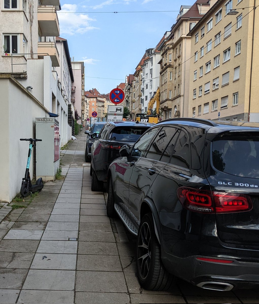 maetses's tweet photo. @X__tof @19CMR82 @duisburg_de @moers_de @Muelheim_Ruhr @stuttgart_stadt Da wird's auch Mal eng für Kinderwagen... https://t.co/9I4gByG6Cc
