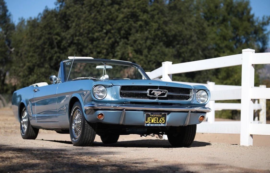 Jewel is my very own #classicmustang instagram.com/p/CdPnuIWu1Ke/…