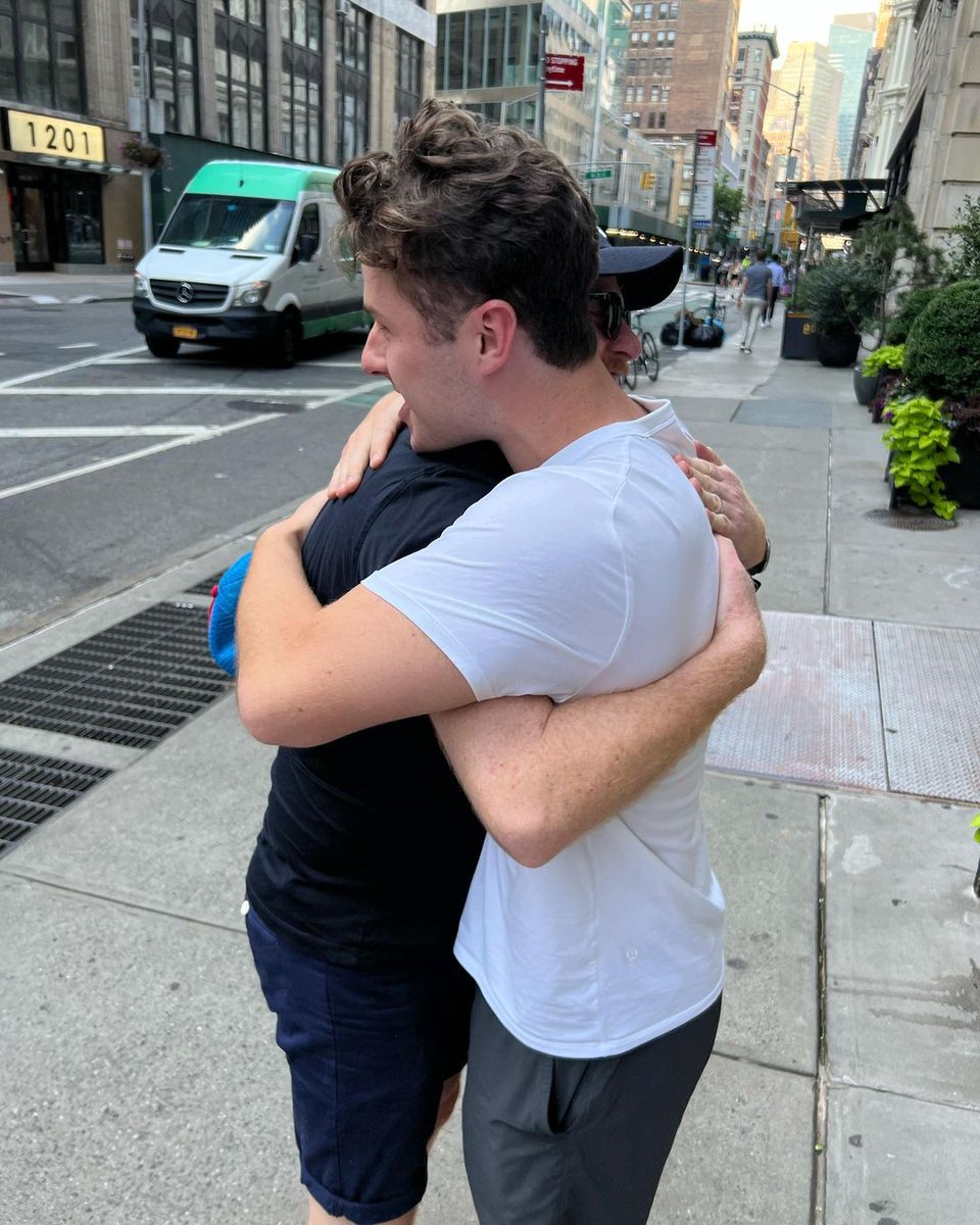mofyBR's tweet photo. "Encontrei o meu sobrinho da TV Nolan Gould nas ruas de Nova York, depois de não o ver por mais de dois anos! Tal como família verdadeira, ele não me ligou para avisar que estava na cidade." — Jesse Tyler Ferguson, via Instagram. 📸 https://t.co/Flt3gwdQiU
