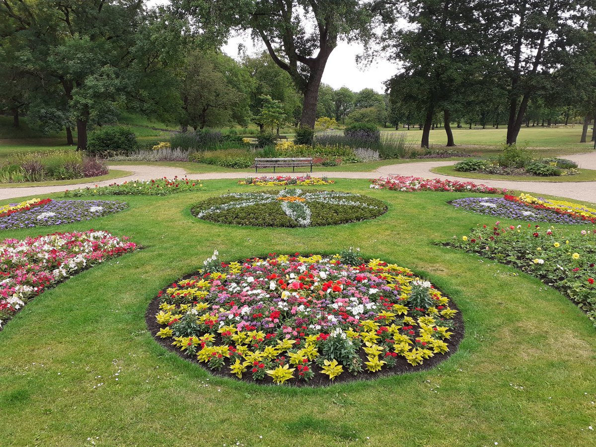 NickNatkinson's tweet image. L1 Practical Hortskills learners carrying out plant identifications today in Peel Park @OldhamCollege @FriendsPeel