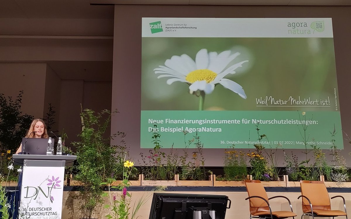 🌳🦋 „NATURSCHUTZ JETZT! Natur. Landnutzung. Klima.“ ☀️🌻 – das Motto des Deutschen Naturschutztages 2022 in Hannover, bei dem unsere Kollegin heute „Neue Finanzierungsinstrumente für Naturschutzleistungen am Bsp. AgoraNatura“ vorstellte 👩‍🏫🪙: deutscher-naturschutztag.de