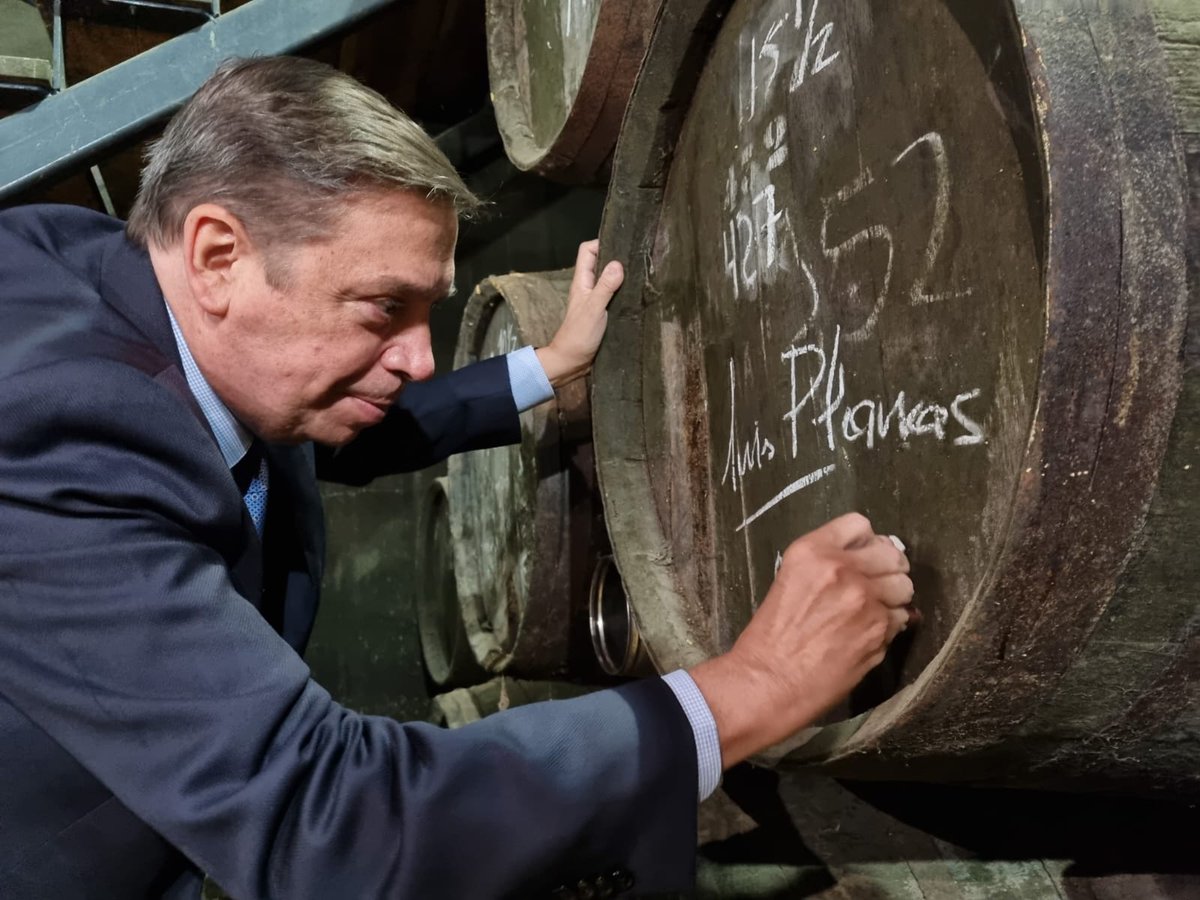 📸El ministro <a href="/LuisPlanas/">Luis Planas Puchades</a> visita Bodegas Toro Albalá <a href="/toroalbala/">Bodegas Toro Albalá</a>, exponente de producción de vinos envejecidos de la DOP #Montilla-Moriles ➡️bit.ly/3QZN63L