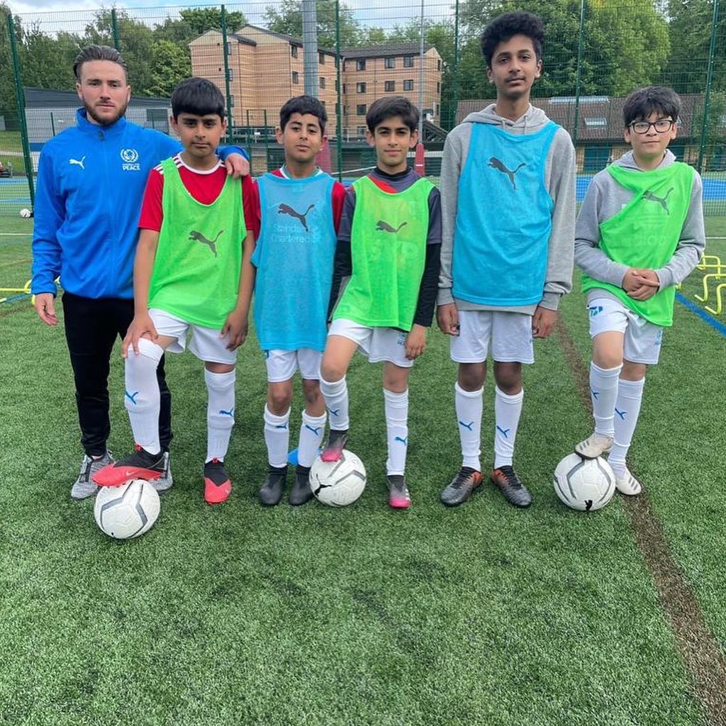FfPCentres's tweet photo. General practice of breaking lines with the U13 and U15💪🏽

Focus of the week is patience👊🏼⚽️

@ShaneC_1997 @MichaelChopra @iamkashsiddiqi @danish98_  ⚽️✨

#FfPM10Centre #InclusionForAll #ActforSDGs #FootballForPeace https://t.co/519wd0sddT