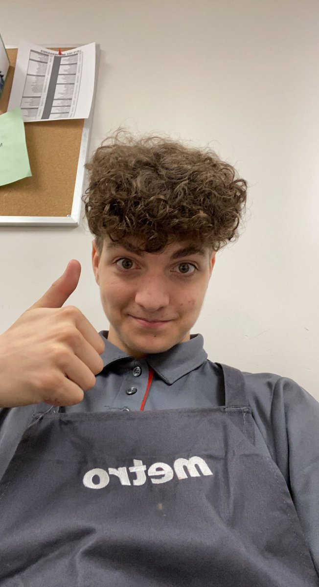 prdfnn's tweet image. Yo les boys ! mon boss m’a fait rentrer à 6h du mat, donc on part en stream à 13h !! 👀