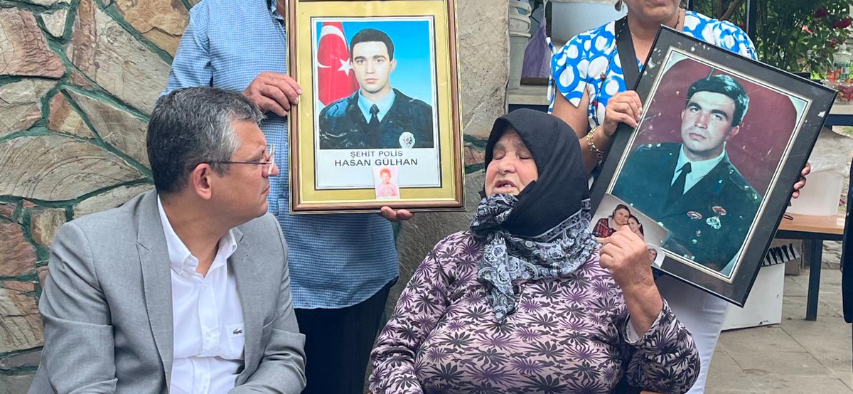 eczozgurozel's tweet photo. Üsteğmen oğlu Yılmaz’ı uçak kazasında polis oğlu Hasan’ı 15 Temmuz akşamı şehit veren Hatice Gülhan annemizi Eldivan’da ziyaret ettim. 

O ağladı biz ağladık!
Aşını yedik, hayır duasını aldık, içindeki yangını söndüremeyiz ama başka analar ağlamasın diye ne gerekiyorsa yapacağız. https://t.co/rLpQlA50bp