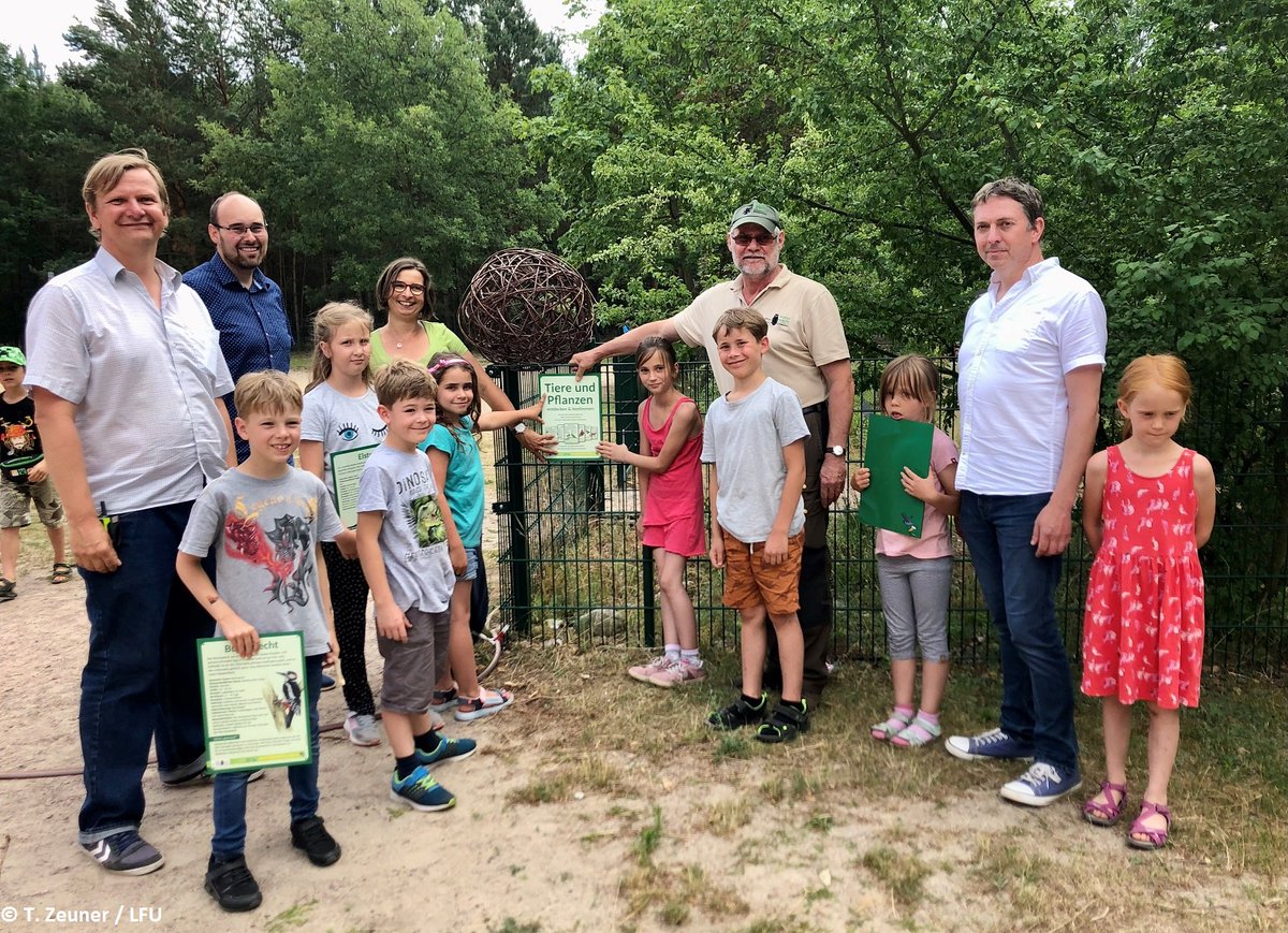 MLUKBrandenburg's tweet photo. Warum trommelt der Buntspecht am Baum? Was macht die Rinde der Hängebirke besonders? Antworten auf diese &amp; weitere Fragen gibt der von der Naturpark-Schule #Prieros mit den #Naturpark Dahme Heideseen gebaute Naturlehrpfad mit 20 Tafeln.

https://t.co/xzyxkAOm2I https://t.co/qJgek67lIa