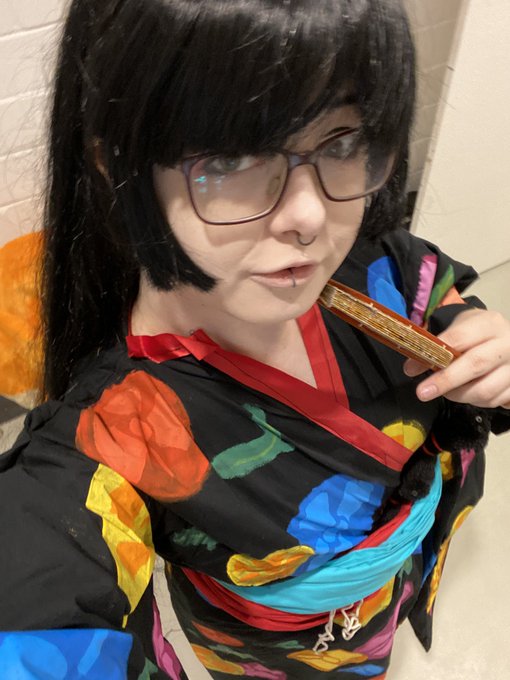 gr&uuml;sse von der ganevention. ich kann auch mal betucht xD #cosplay #cosplayergirl #glasses https://t.<a href="/tag/cosplay"class="tags"><span>#cosplay</span></a><a href="/tag/glasses"class="tags"><span>#glasses</span></a><a href="/tag/cosplayergirl"class="tags"><span>#cosplayergirl</span></a>