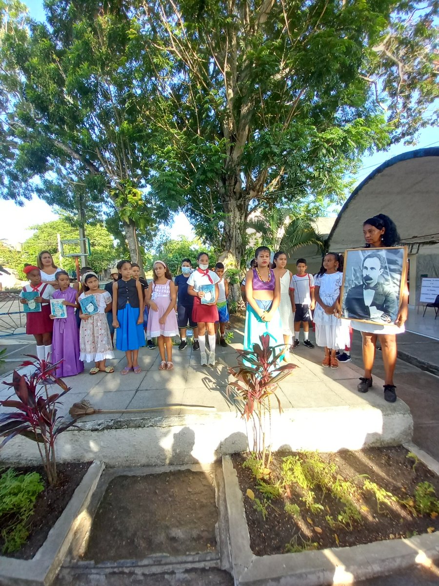 SIErnestoGueva4's tweet photo. Se realiza matutino especial en comemoración a la publicación de La Edad de Oro por José Martí @DraMaricelDME  @dpestgo @DailinToro @LeticiaCalvoD @DMEContre  @Mariantoniamondeja @elsa_ena https://t.co/OLfJVxpfTG