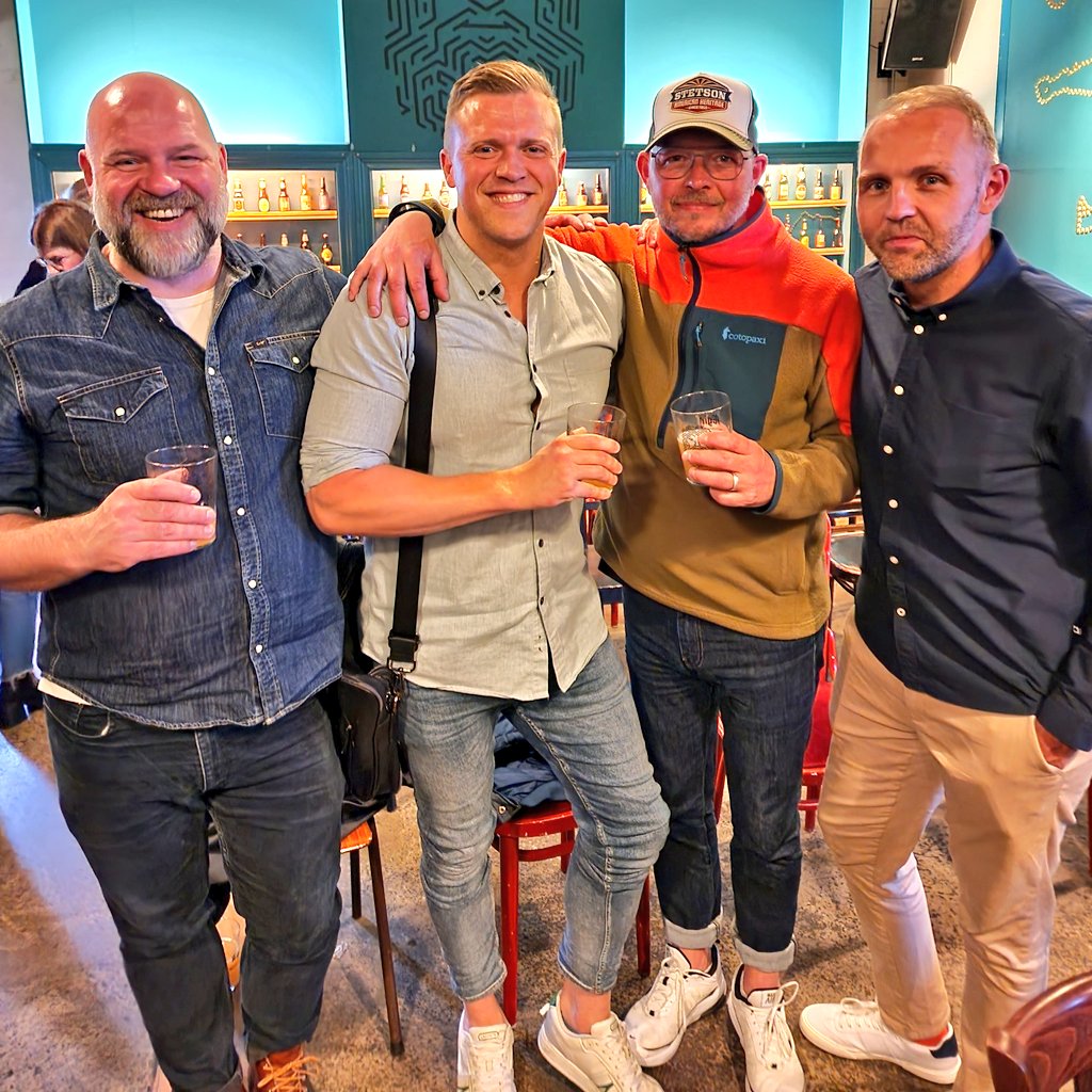 Nokkrir flottir strákar og ég í flíspeysu, derru, ökklasokkum og hvítum skóm á hinsta dansi <a href="/hismid_hladvarp/">Hismið</a> í gær. Heiðarleikinn, hrunið, meginlandið, Mogginn, raunhagkerfið og tannhvíttun komu við sögu. Maggi Magg að tæta þessa síðustu tvo vini sína í sig var litla veislan!