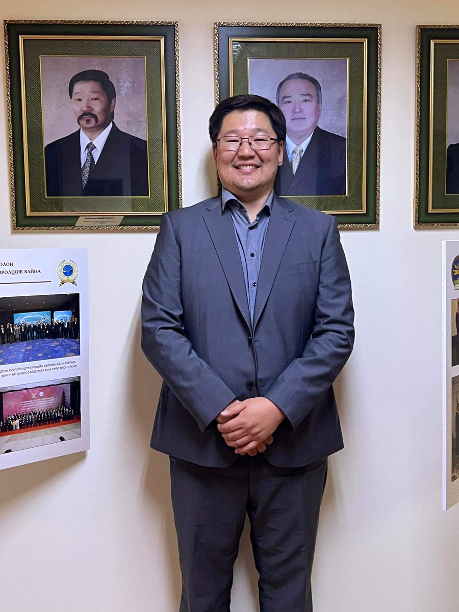 Аавын хүү ингэж зургаа авахуулав! Аавдаа хайртай шүү! 🙏🙏🙏